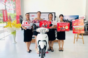 BÀN GIAO XE CHO KHÁCH HÀNG TRÚNG THƯỞNG